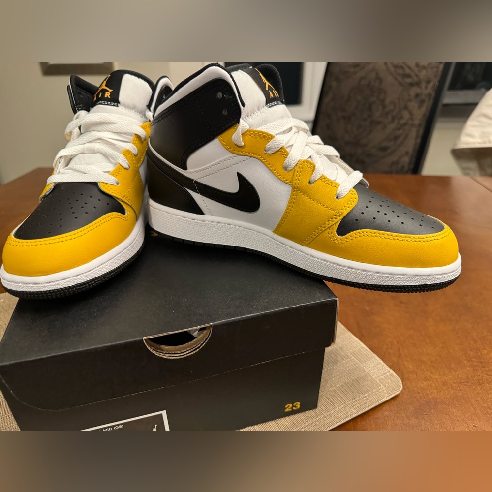 Air Jordan 1 Mid
